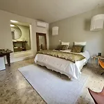Hotel apartamentowy La Maison De Lyna - De Charme Intra-muros Avec Parking & Autonomie Aigues-Mortes